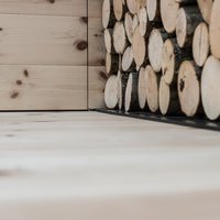 Appartamento Dolomiti Trentine  - Dettagli di parete e pavimento in legno di Cirmolo, firmati Parkemo. 