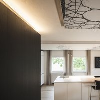 Residenza Bolzano  - Tutto in questa casa è stato studiato nel dettaglio: luci, colori, linee dalla rigorosità assoluta. Il maxiformato del pavimento in Olmo europeo di Parkemo, selezionato e con finitura oliata "a campione" invade gli spazi con eleganza e calore, regalando a questa casa uno charme senza pari.