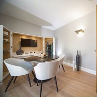 Hotel Grande Italia (I-Chioggia)  - Il Rovere Parkemo decapato bianco e verniciato è il passpartout perfetto per ogni ambiente, sia esso quello dedicato al riposo, sia quello destinato al living. 