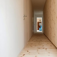 Appartamento Dolomiti Trentine  - Attraversare questo corridoio in Cirmolo è come camminare lungo il sentiero di un bosco  alpino, avvolti dai profumi della foresta naturale per eccellenza. Parkemo ha colto l