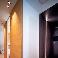Casa sostenibile nel Canton Grigioni (CH)  - Bianco. Nero. Legno. Elementi basici ma dal design accattivante per questa abitazione totalmente green. Alplus Building & Design S.A. ha voluto Parkemo al proprio fianco scegliendo il suo Rovere, Collezione Versus Classic, spazzolato e oliato neutro, in formati misti.