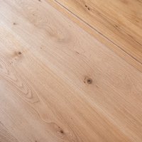 Casa sostenibile nel Canton Grigioni (CH)  - Particolare del Rovere Mod. Versus Classic di Parkemo, spazzolato e oliato neutro, in formati misti.
