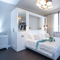 Hotel Grande Italia (I-Chioggia)  - Il bianco degli arredi e la tinta wengé di questo pavimento in Rovere Parkemo verniciato ad alta resistenza. Un sapiente mix di contrasti che rende questo ambiente caldo e confortevole.