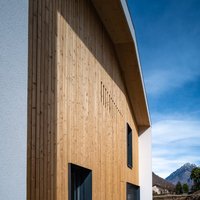 Casa sostenibile nel Canton Grigioni (CH)  - La dimostrazione come la ricerca architettonica e compositiva possano arricchirsi anche degli aspetti relativi all’efficienza energetica. Questo il concetto di Alplus Building & Design S.A.  per la quale Parkemo ha quì fornito un Rovere, Collezione Versus Classic, spazzolato e oliato neutro, in formati misti.