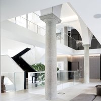Attico Milano  - Sentir vibrare i propri sensi grazie al piacere di venir accolti in ambienti luminosi, ricchi di atmosfera e di charme. Il pavimento in essenza di Rovere, Collezione Vecchia Toscana Senza Nodi oliato grigio e realizzato tailor-made da Parkemo risveglia sensazioni assopite, avvolgendo con calore.  . 