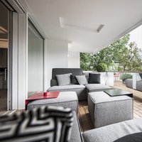 Residenza Bolzano  - Il caldo color cognac del teak massiccio di Parkemo viene corredato da mobili moderni in toni grigi per dare ancor più eleganza a questo terrazzo. 