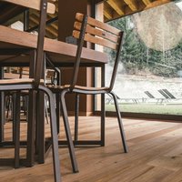 QC Terme Dolomiti   - Non è mai troppo freddo se i nostri piedi camminano su un pavimento di Larice Mod. Markant, spazzolato oliato naturale di Parkemo. Il piacere dei sensi. 