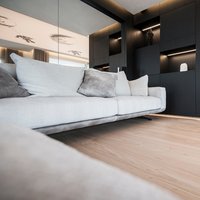 Residenza Bolzano  - Pochi elementi ma di grande impatto in questa abitazione di Bolzano: il nero degli arredi, il grigio e bianco per i tessuti ed il color miele dell