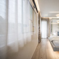 Residenza Bolzano  - Particolare della stanza da letto di questa abitazione di Bolzano, pavimentata in Olmo europeo di Parkemo, selezionato, in maxiformato e con finitura oliata "a campione".