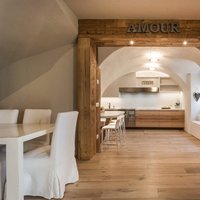 Villa Valle di Fiemme  - Uno stile sobrio, pulito, lineare. Il pavimento in Rovere Mod. Vecchia Toscana Chiaro di Parkemo esalta ciò che è bello e semplice. Una semplicità bella, come questo pavimento Parkemo.