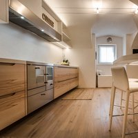 Villa Valle di Fiemme  - La pietra ed il pavimento in Rovere mod. Vecchia Toscana Chiaro di Parkemo in una cornice bianca. La perfetta combinazione di elementi semplici ma unici, come questa cucina.