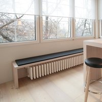 Appartamento Residenziale Bolzano  - Richiami nordici per questa cucina dove praticità ed eleganza sono i protagonisti indiscussi e dove il Larice Mod. Magnus, spazzolato oliato bianco di Parkemo è indubbiamente il pavimento perfetto.