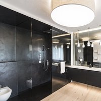 Residenza Bolzano  - Il legno quale elemento legante degli spazi. In questa casa  la stanza da letto si riflette nella sala da bagno e viceversa dove  l