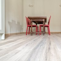 Ristrutturazione Appartamento Verona  - Particolare della sala da pranzo di questo appartamento in cui il Rovere Mod. Vecchia Toscana Chiaro, in larghezze miste e finitura ad olio di Parkemo diventa tappeto, arredo, design.