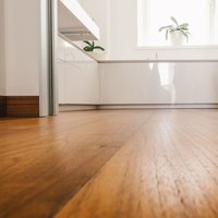 Residenza Trento  - Particolare della finitura levigata a poro aperto e oliata naturale a campione di questo pavimento Parkemo in Teak. 