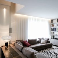 Attico Milano  - Comfort è essere lì, dove si si sognava di essere, con chi e nei modi in cui lo si sognava. Questa casa svela desideri nascosti divenuti realtà. A corredo di tutto il pavimento in essenza Rovere Collezione Vecchia Toscana Senza Nodi, oliato grigio e realizzato tailor-made da Parkemo.