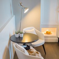 Hotel Grande Italia (I-Chioggia)  - Scendere dal letto e mettere i piedi su una superficie morbida e calda come quella del pavimento Parkemo in Rovere in tinta wengè e finitura a vernice... il miglior modo per iniziare la giornata, che sia di lavoro o di vacanza..