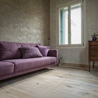 Ristrutturazione Appartamento Verona  - Basta poco per creare qualcosa di unico. Un punto di colore, un mobile in stile e un pavimento Parkemo in Rovere Mod. Vecchia Toscana Chiaro, in larghezze miste e finitura ad olio.