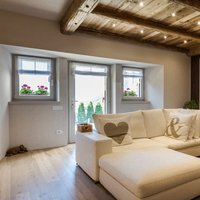 Villa Valle di Fiemme  - Calore e accoglienza in questa villa dove il pavimento in Rovere Mod. Vecchia Toscana Chiaro di Parkemo traccia un percorso tra i materiali. L