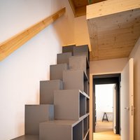 Casa sostenibile nel Canton Grigioni (CH)  - Rovere, Collezione Versus Classic di Parkemo, spazzolato e oliato neutro, in formati misti in ogni punto di questa casa in cui ogni dettaglio è stato studiato nel dettaglio per ridurre al minimo l