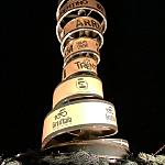 Esperienze ed emozioni Union Hotels Canazei - Foto notturna della scultura celebrativa per il passaggio dell' edizione n° 100 del giro d' Italia a Canazei val di Fassa 