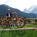 Esperienze ed emozioni Union Hotels Canazei - Scultura di legno posta all' ingresso di Canazei val di fassa per il giro d' italia n° 100 