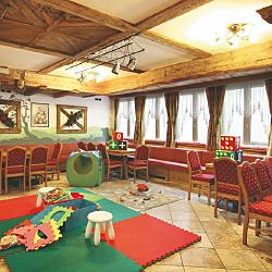 Hotel Dolomiti spazi comuni  - Sala Imperiale, salotto con affreschi e pianoforte, sala meeting, miniclub, skiroom e ampio garage