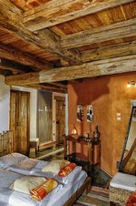 2 Il profuno del legno in questo soffitto di travi a vista 