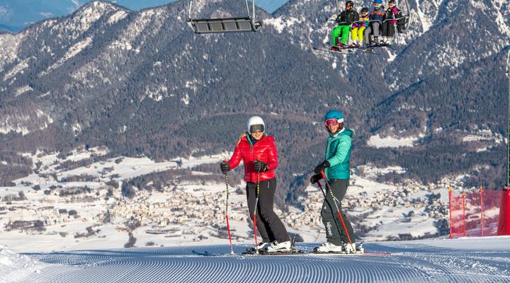 Skifahren in Gegenwart der Dolomiten